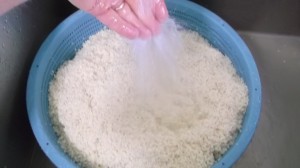 Rinsing rice for koji